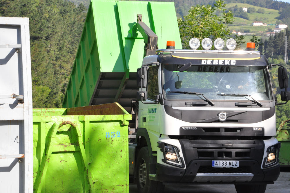 Transporte de mercancias y residuos camiones Debeko