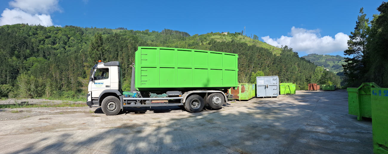 Camión y contenedores Debeko